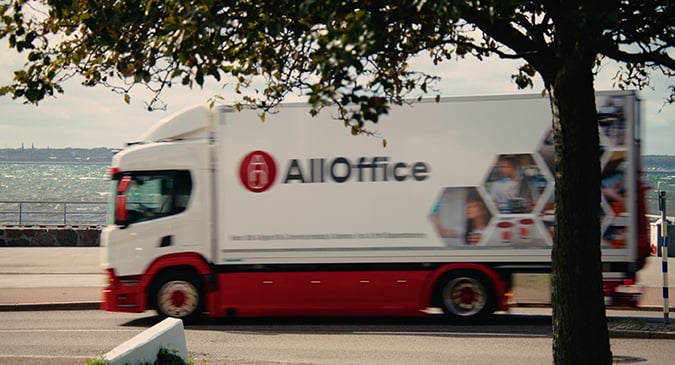 Lastbil med AllOffice-logotyp