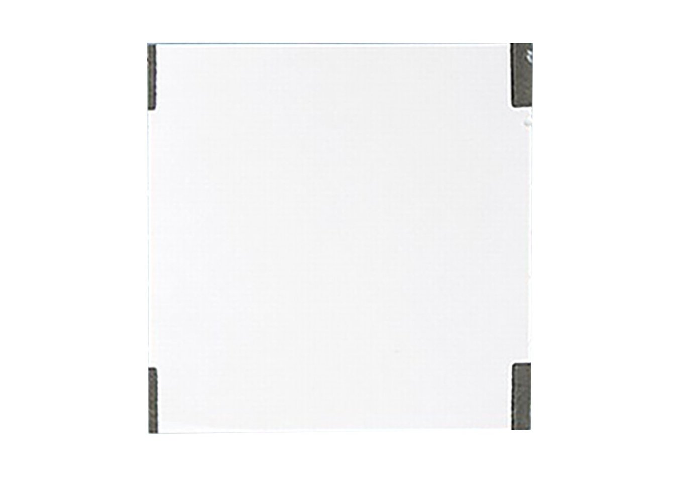 En tom vit biljett med svarta hörn och ingen synlig text eller grafik