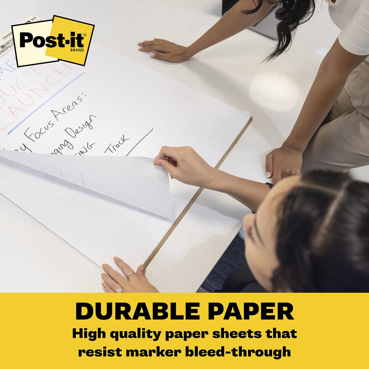 " personer använder ett blädderblock med Post-it papper för att skriva på en whiteboard, visning av ett stort, hållbart papper för presentationer"