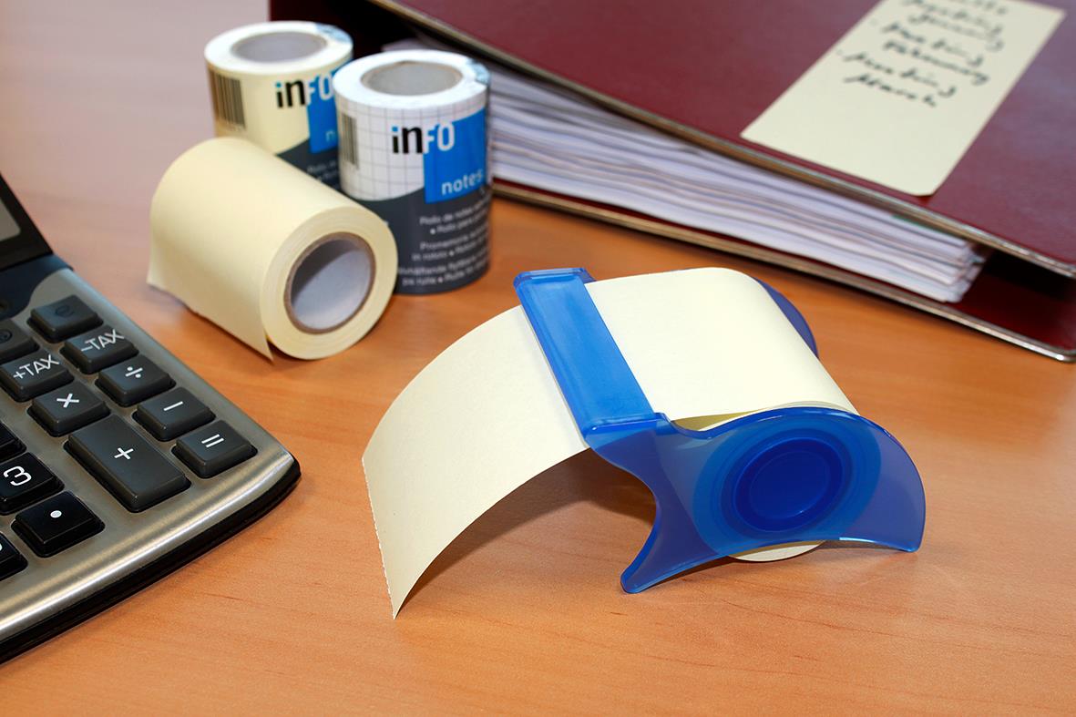 Gul notis- och informationsband, 60mm bredt och 10m långt, samt en blå dispenser på ett skrivbord med anteckningsblock och räknare.