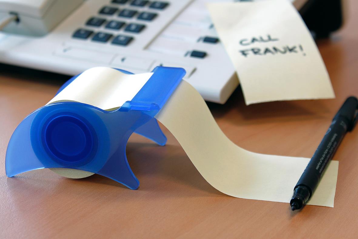 Gul notislina på skrivbord med pen och post-it med text CALL FRANK