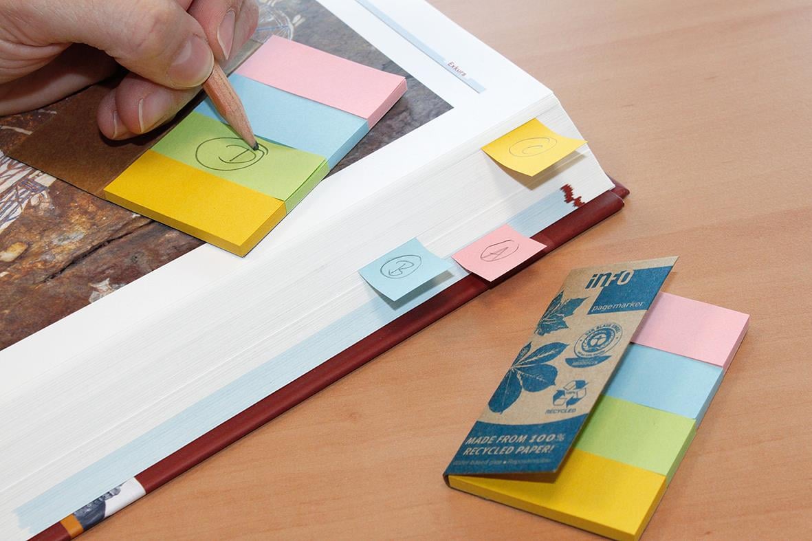 Färgglada återvinningsbara märkflikar i fyra färger på 20x50mm, används för att markera och organisera dokument.