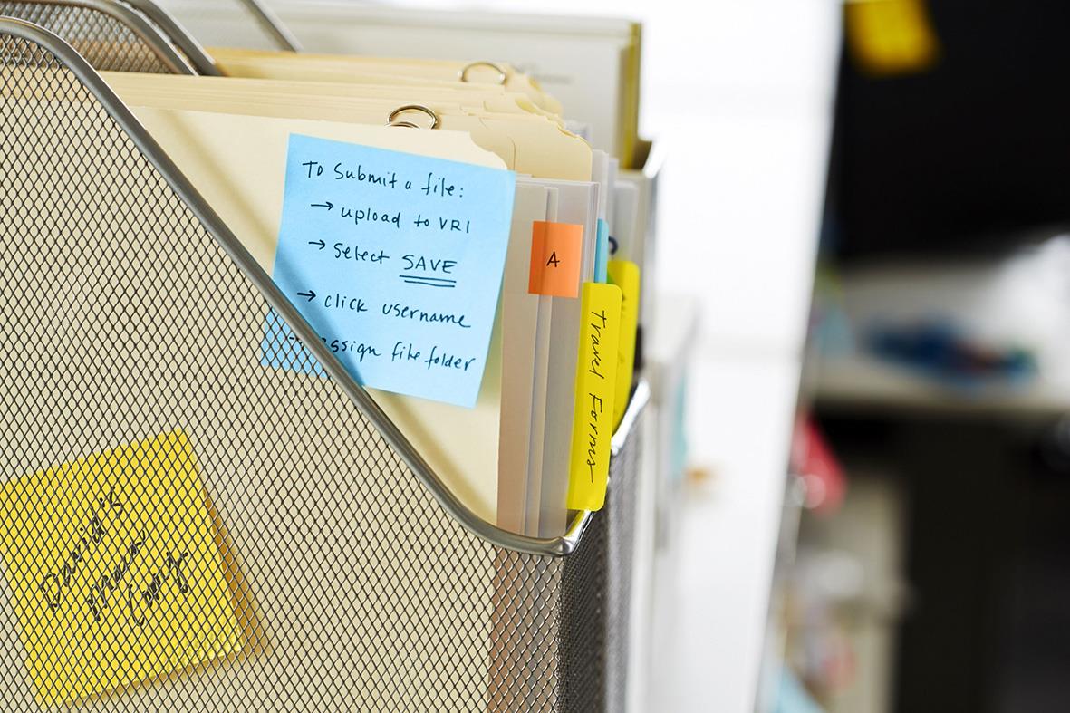 Blå Post-it notiskub med 76x76mm blad i metallkorg på skrivbord