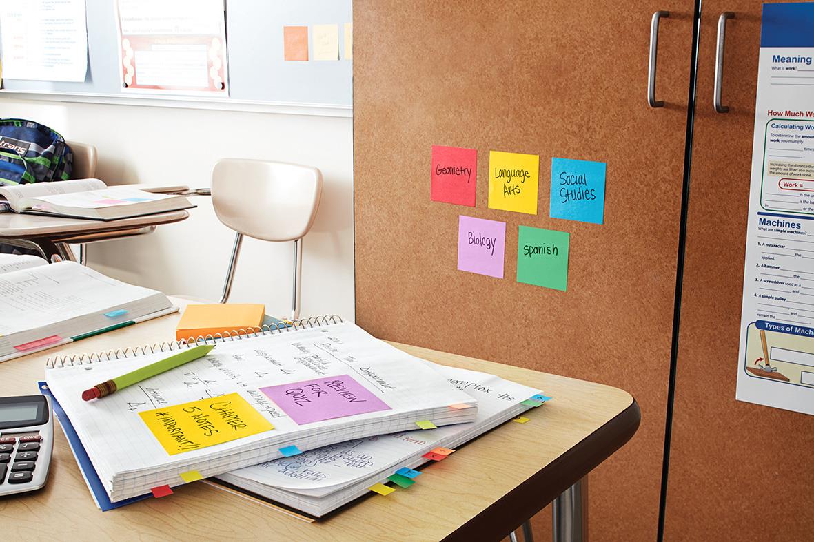 Post-it lappar i olika färger på skrivbord och vägg i kontorsmiljö