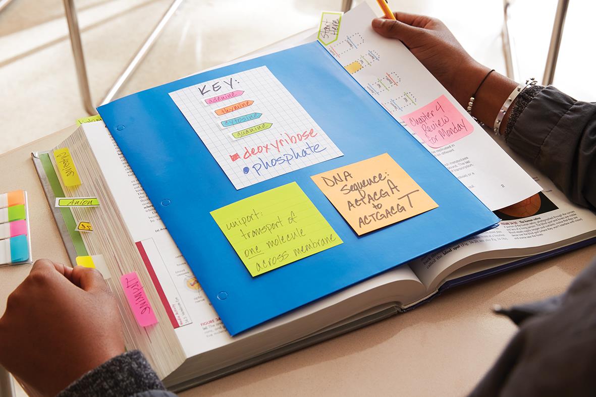 Person som använder Notisar Post-it energiska 38x51mm för att skriva och organisera anteckningar i en öppen mapp