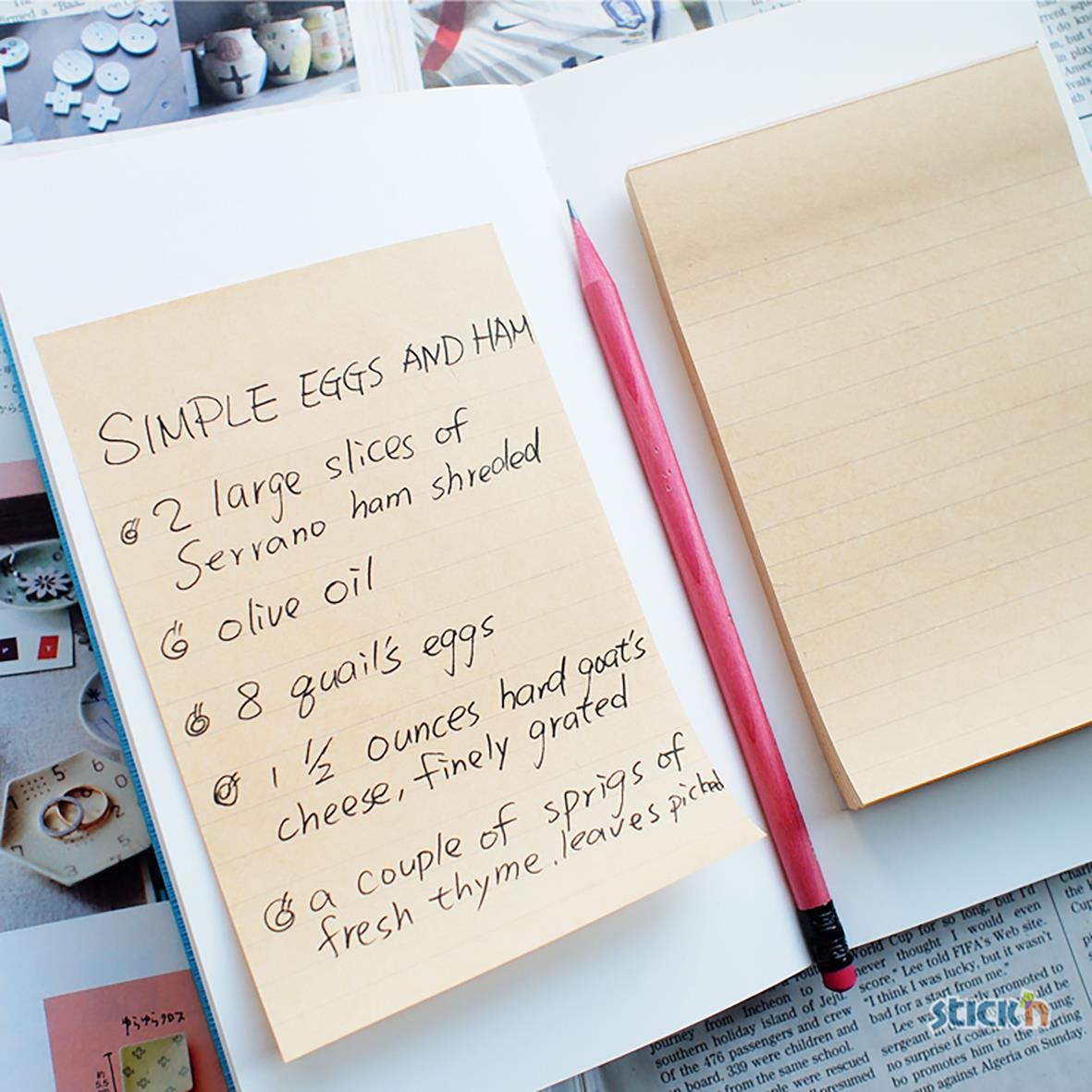 Notisar Stick´n Linjerat Kraftpapper Brun 150x101mm 100 Blad med linjerad och olinjerad sida, ett rosa penna ligger på papperet