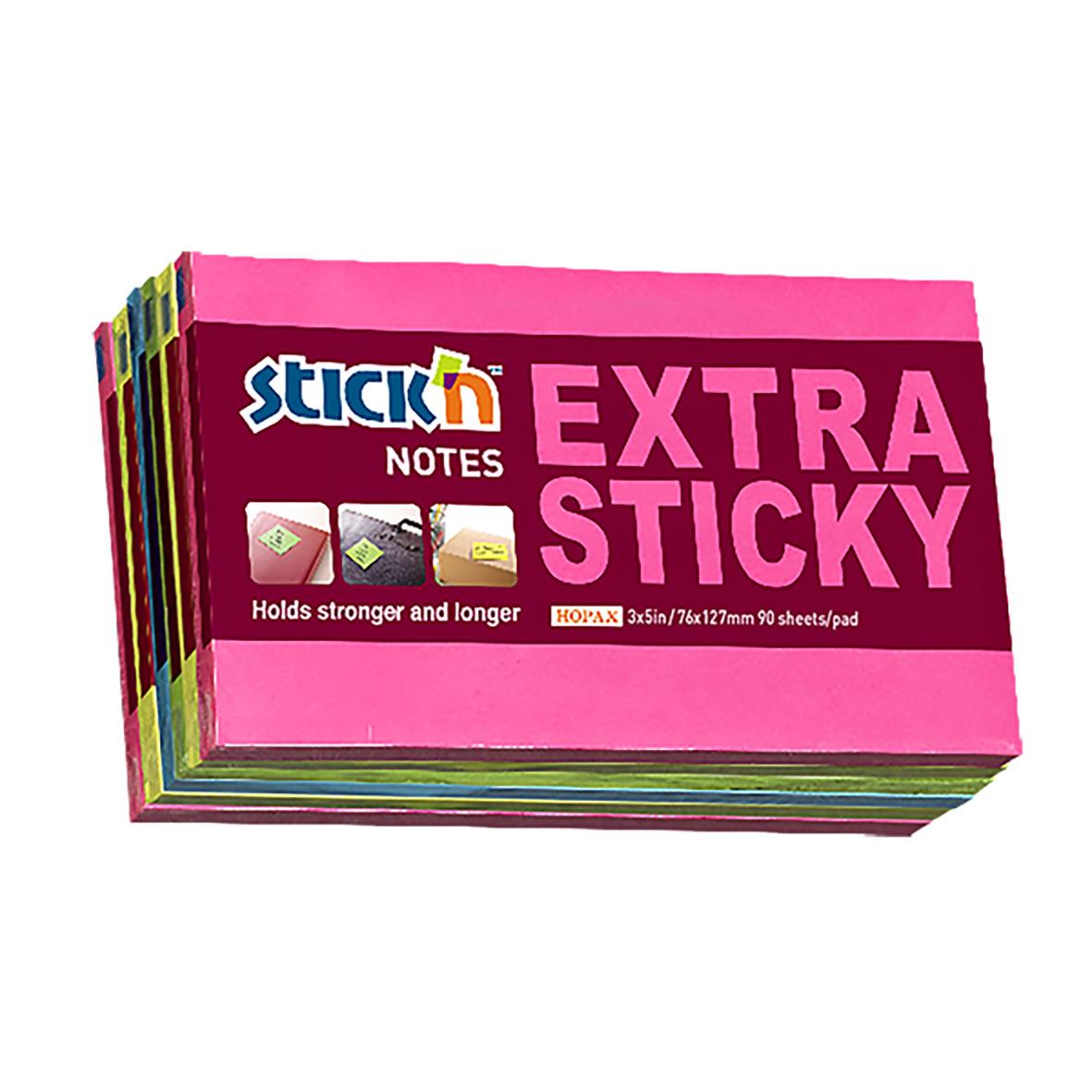 Flera block av Sticky Notes Extra Sticky i rosa, grönt och gult, staplade på varandra