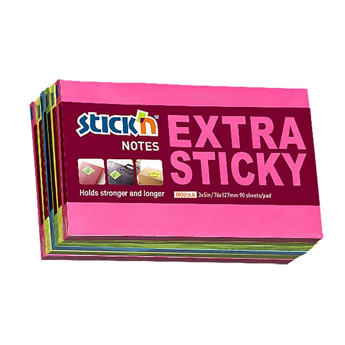 Flera block av Sticky Notes Extra Sticky i rosa, grönt och gult, staplade på varandra