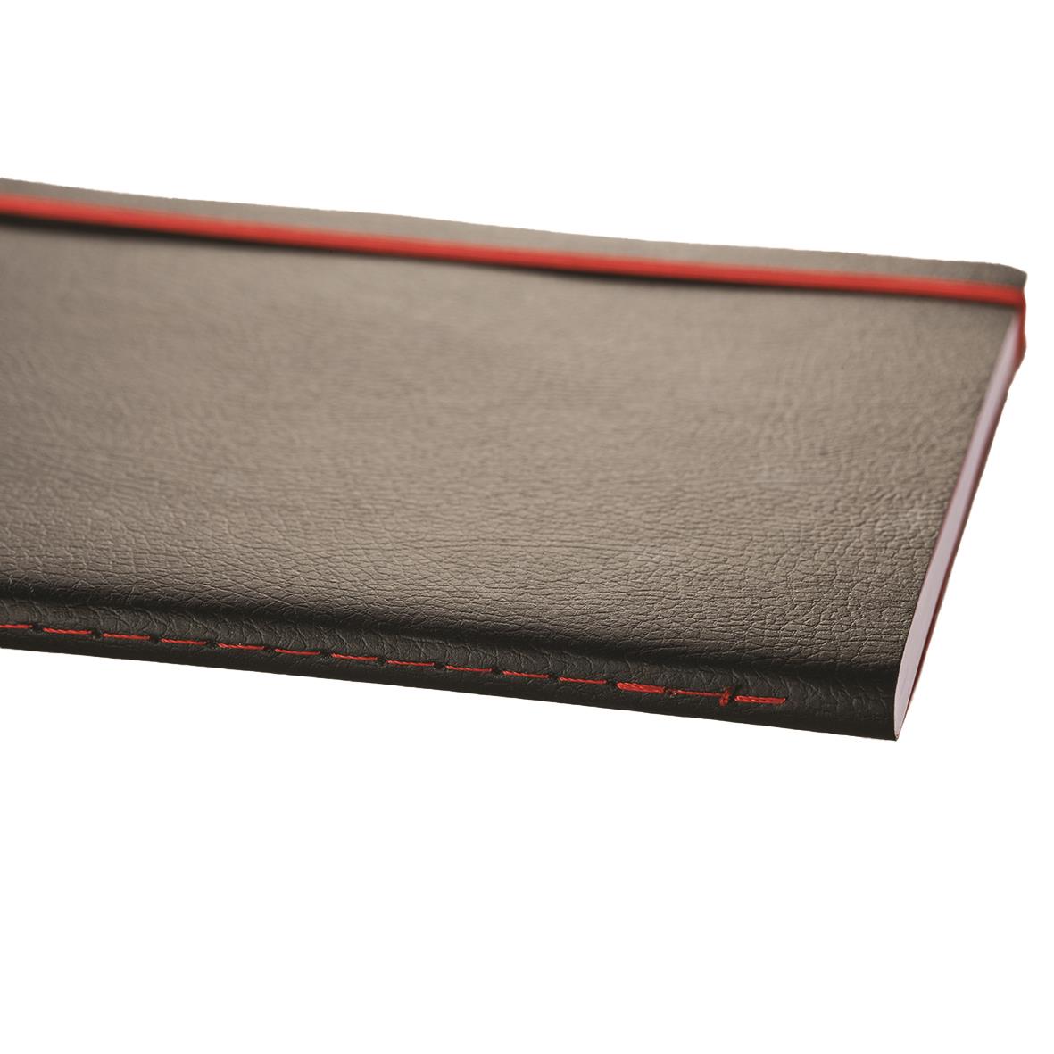 Svart och röd anteckningsbok med mjukt omslag från Oxford Black n' Red i A6-storlek