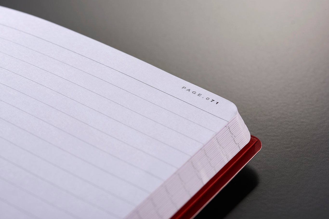 Öppen anteckningsbok Oxford Black n' Red med linjerade sidor och röd rygg, A6 storlek