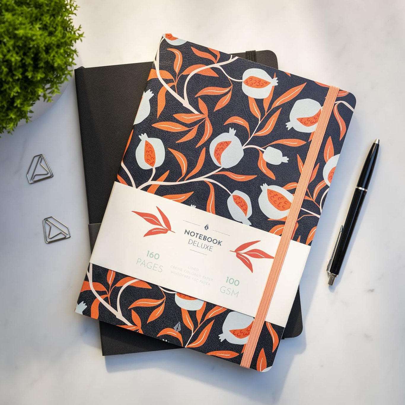 Anteckningsbok Burde Deluxe svart med blommönster i orange och vitt, B5 storlek