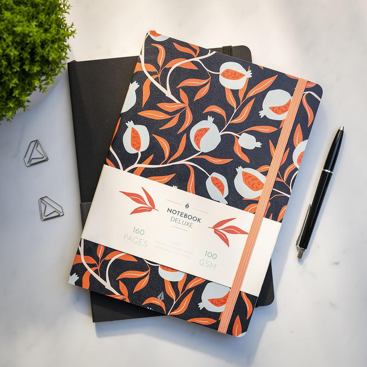 Anteckningsbok Burde Deluxe svart med blommönster i orange och vitt, B5 storlek