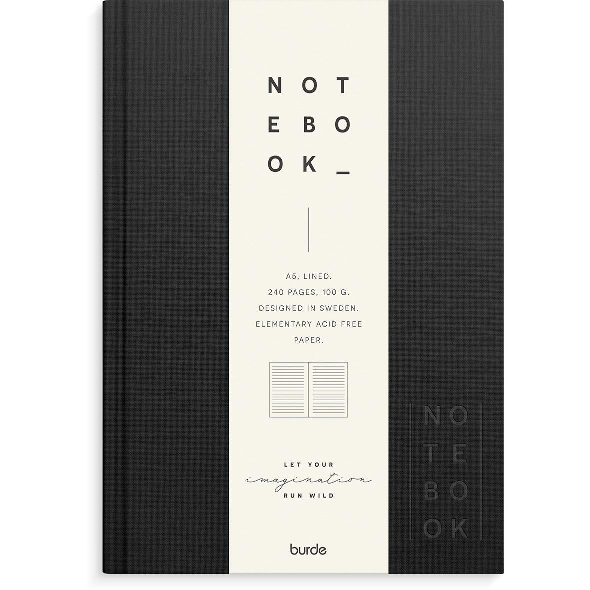 Svart linjerad anteckningsbok i A5-format med vitt band och text, 240 sidor, designad i Sverige