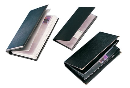 Tre svarta visitkortsfickor i olika storlekar och öppningslägen