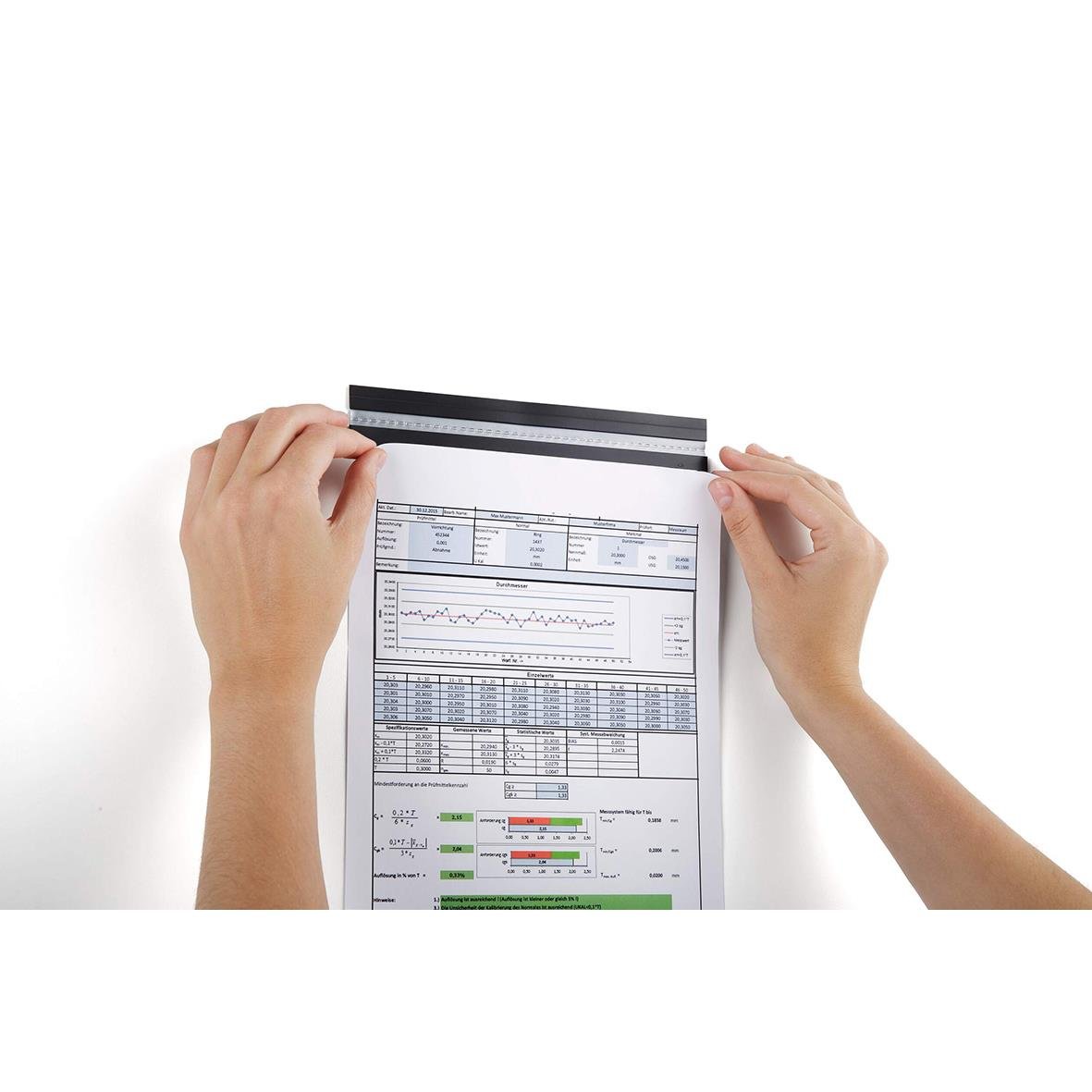 Person som sätter upp ett papper i en magnetisk pappershållare i silver, 210 mm