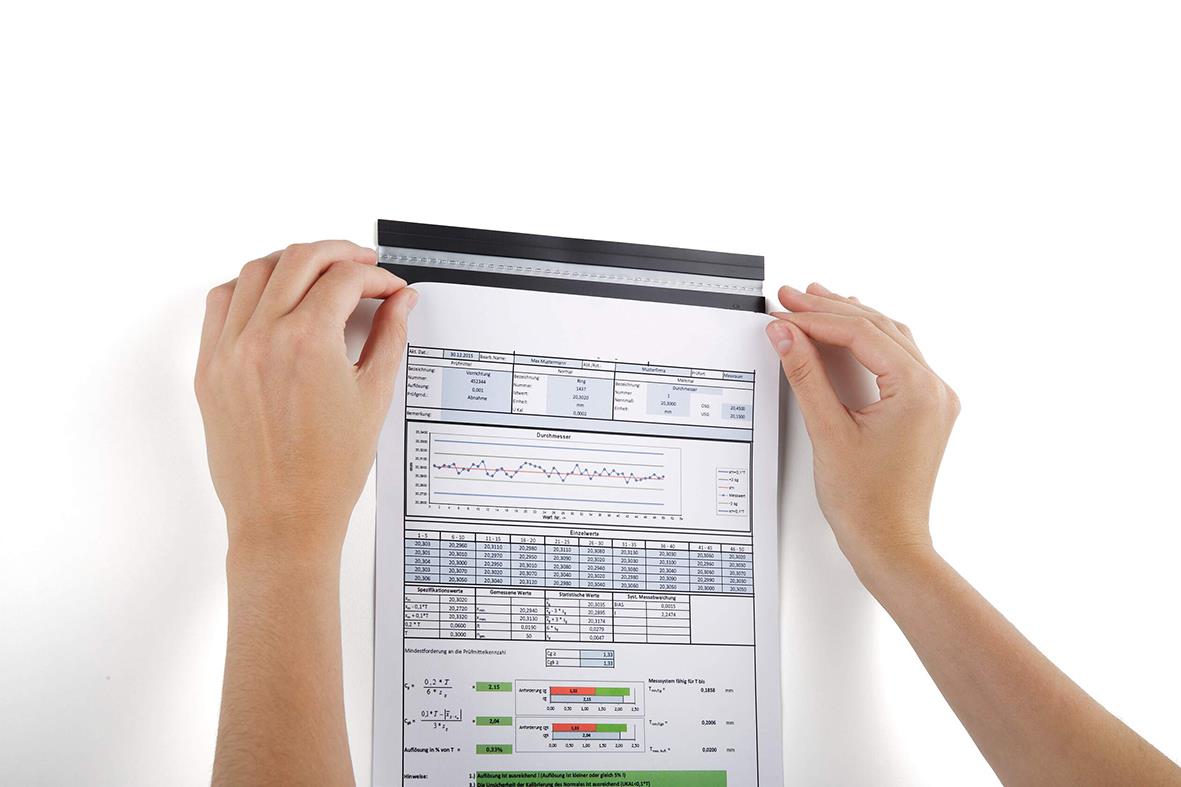 Person som sätter upp ett papper i en magnetisk pappershållare i silver, 210 mm