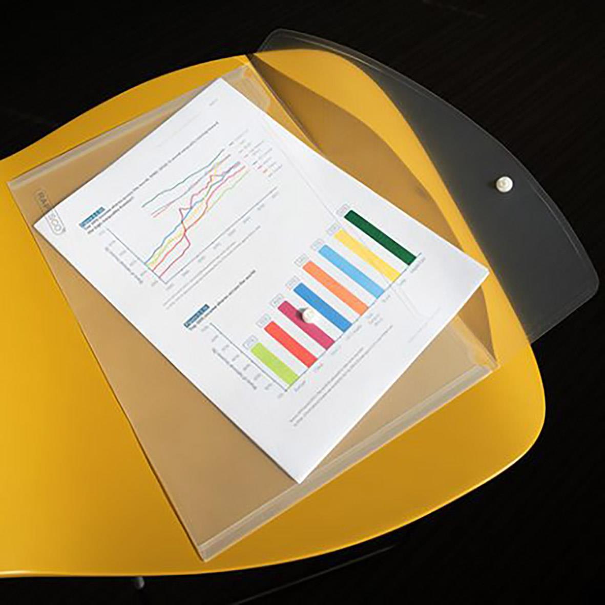 Kuvertmapp ECO 100% återvunnet papper med knapp på gul bord