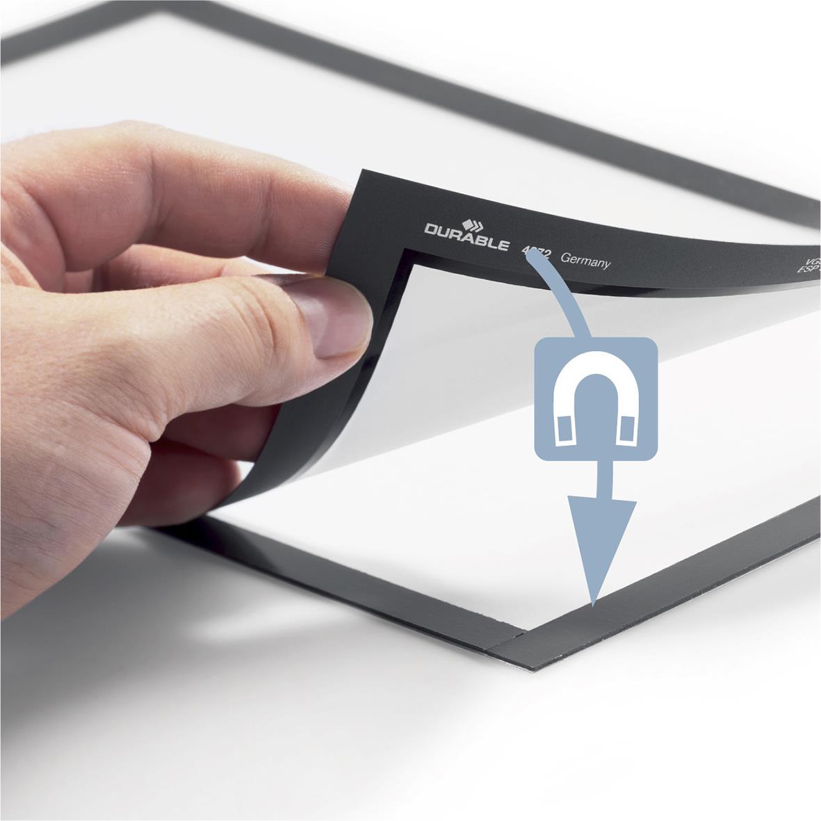 Svart självhäftande Duraframe för A4, visar applicering på papper