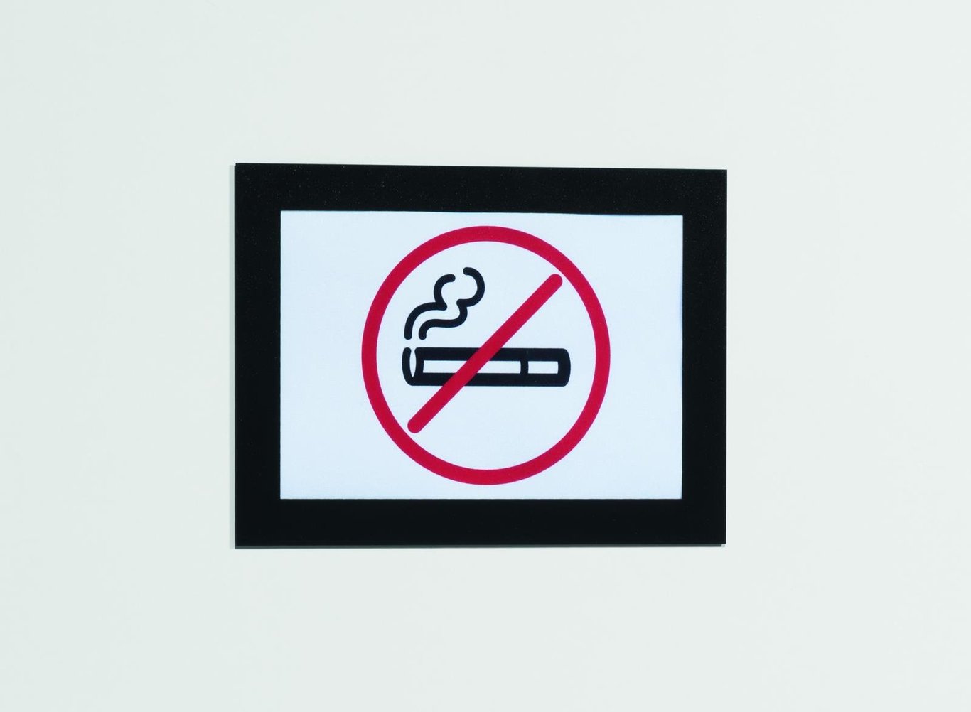 Svart självhäftande informationsram med rök- och cigarettförbudssymbol i A6-storlek