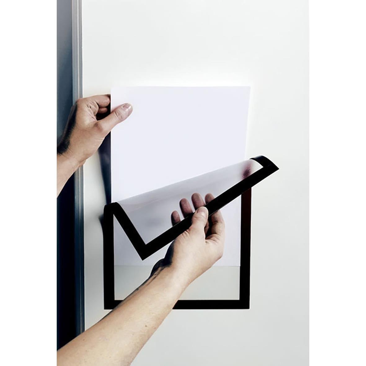 Svart magnetisk Duraframe för A4-papper monterad på vägg