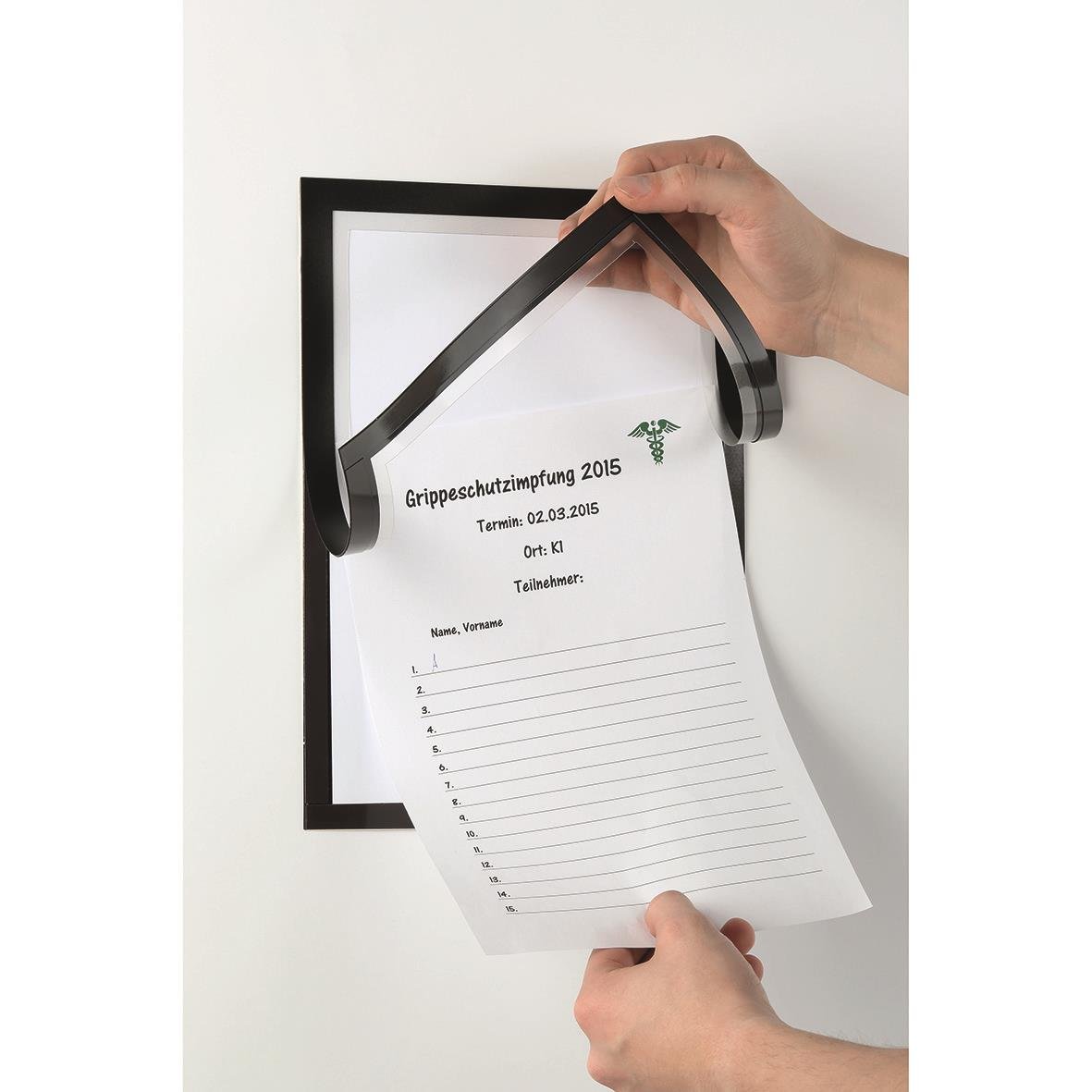 Svart A4 Duraframe med papper och hand som hänger på kanten