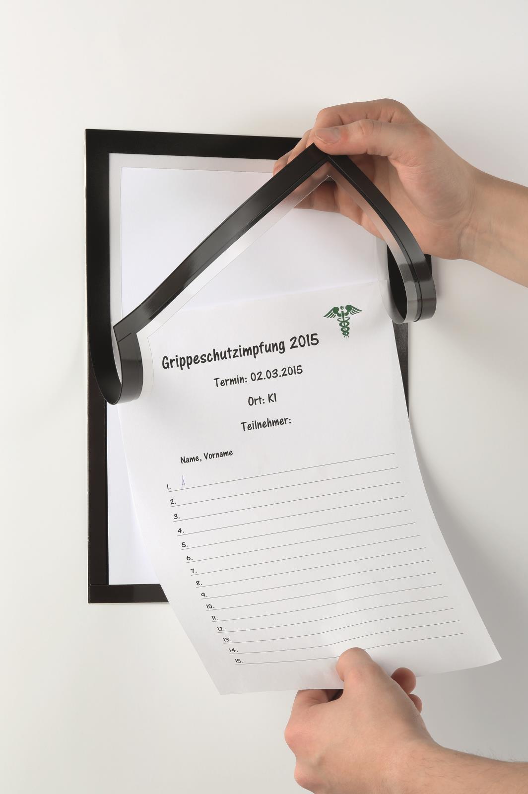 Svart A4 Duraframe med papper och hand som hänger på kanten