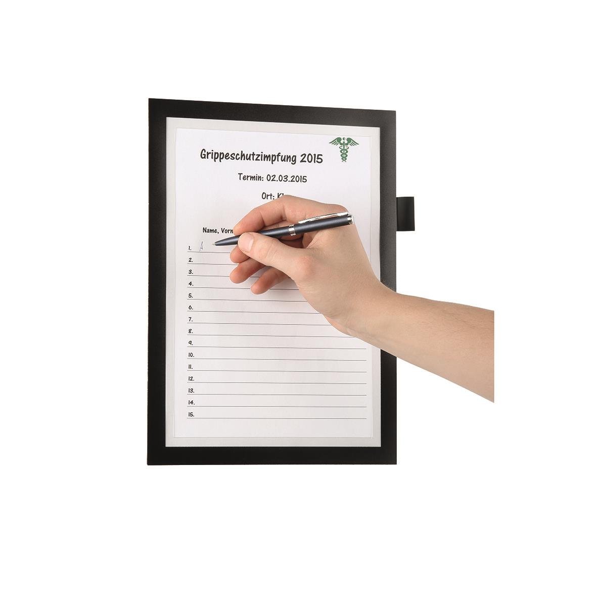 Svart inforam duraframe med A4-papper och person som skriver med penna