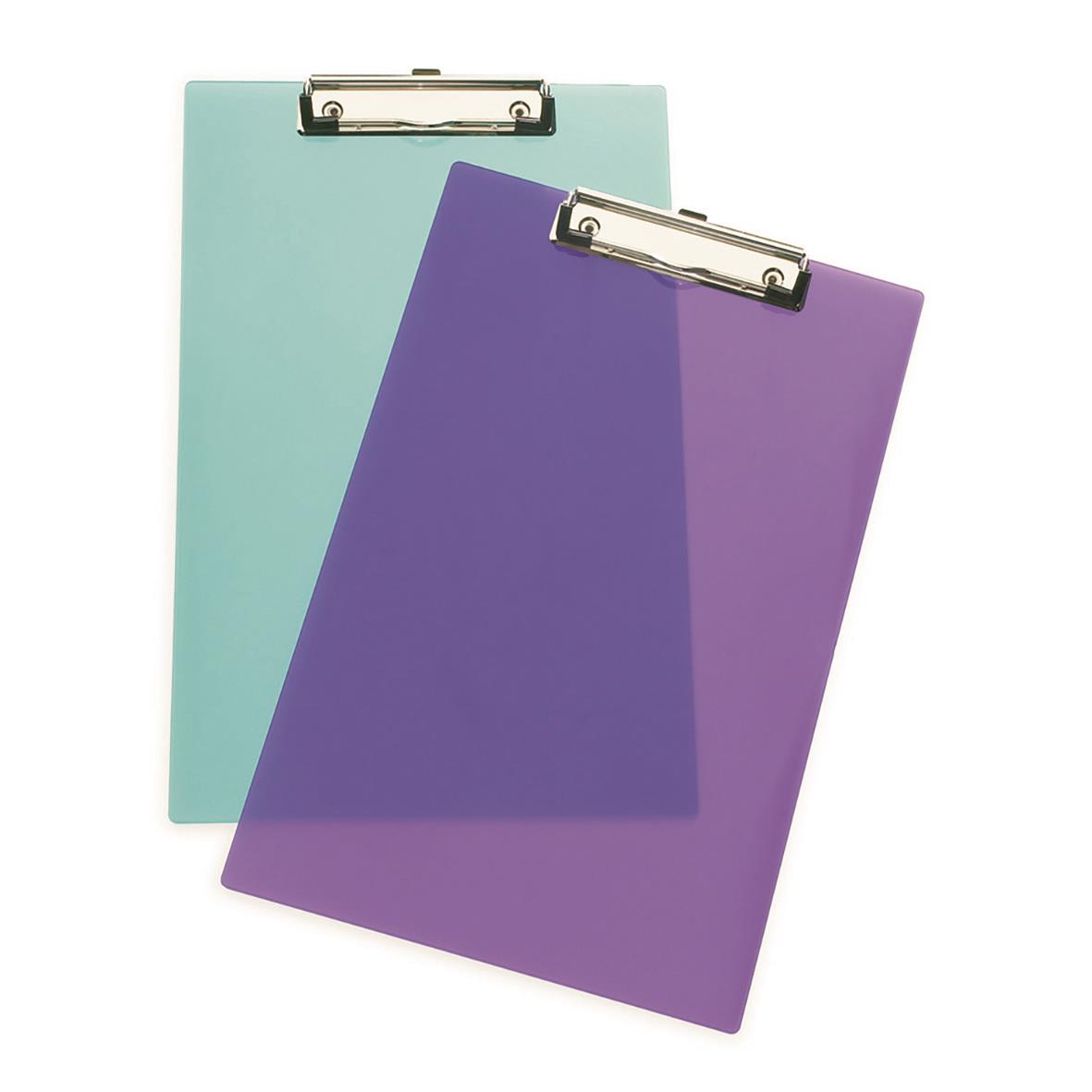 Två A4 plastfyllda skrivplattor i ljusblå och lila färg