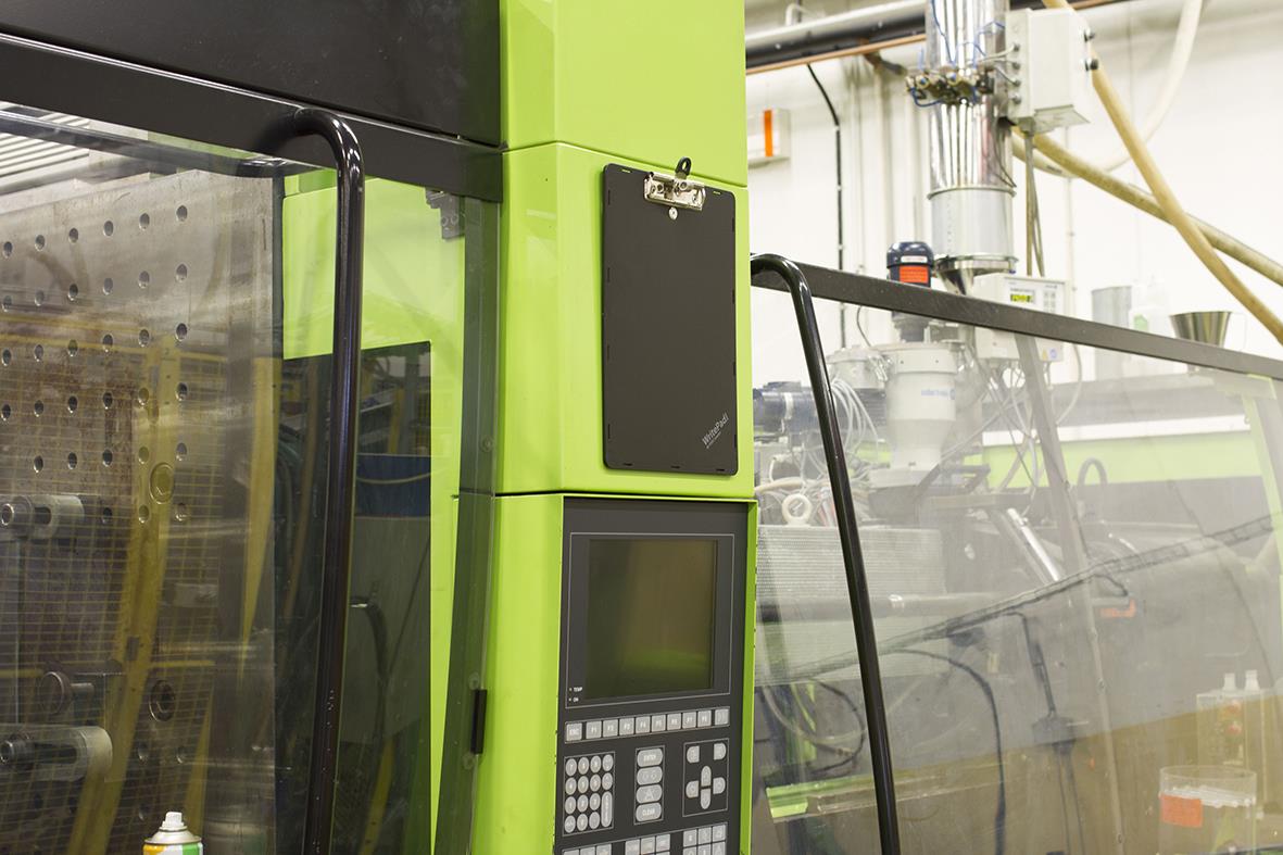 Skrivplatta Keba med magnet i svart, monterad på industriell maskin