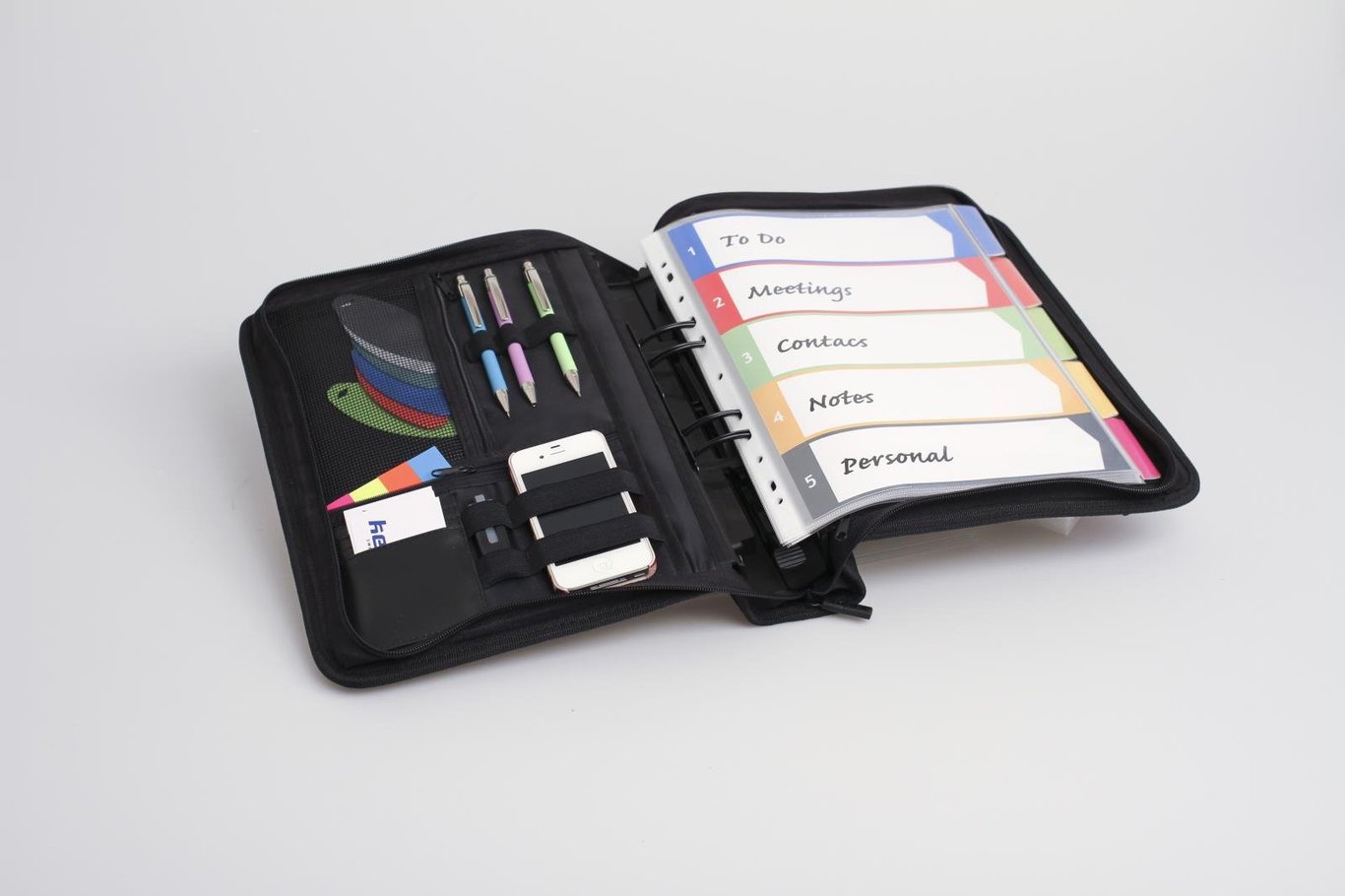 Svart pärmväska för mötesanteckningar med pennor och kortfack, A4+ storlek