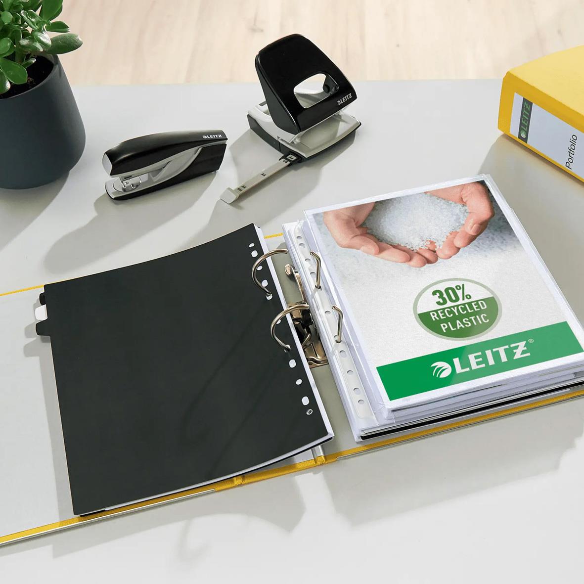 Gul Leitz LAF-pärm i A4-format, 80 mm, öppen med hålslagna dokument