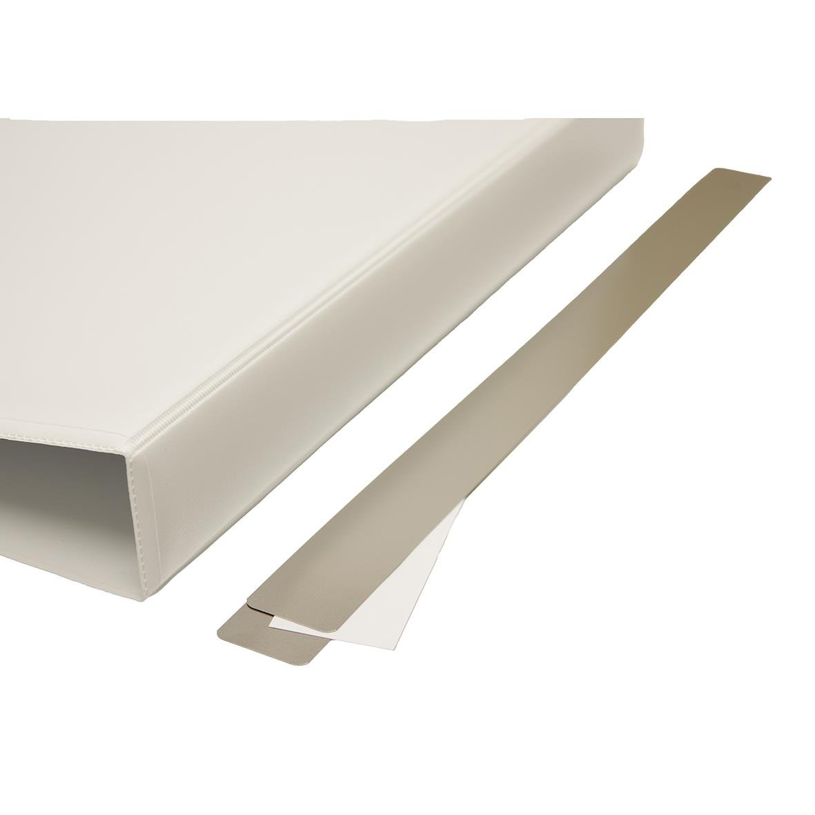 Starkt metallstoppverktyg och vit plastprofil