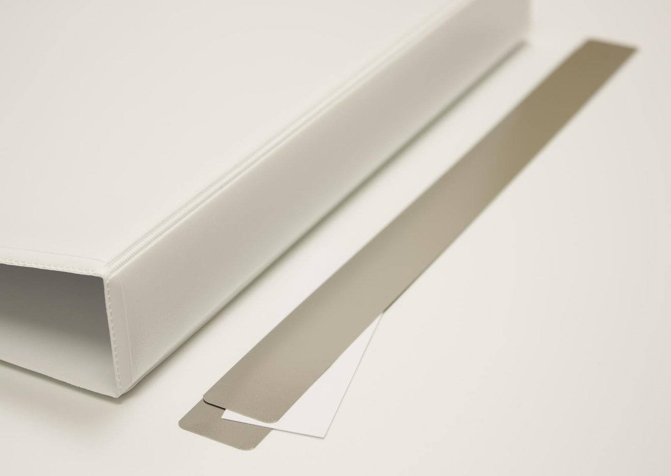 Starkt metallstoppverktyg och vit plastprofil