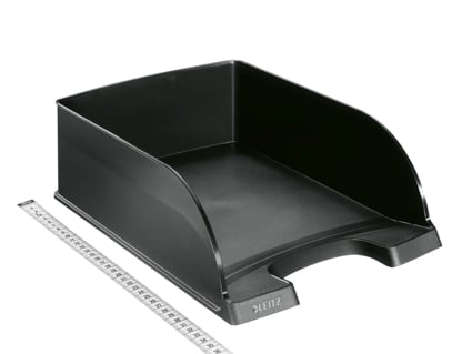 Tre brevkorgar i svart, vitt och transparenta plastmaterial