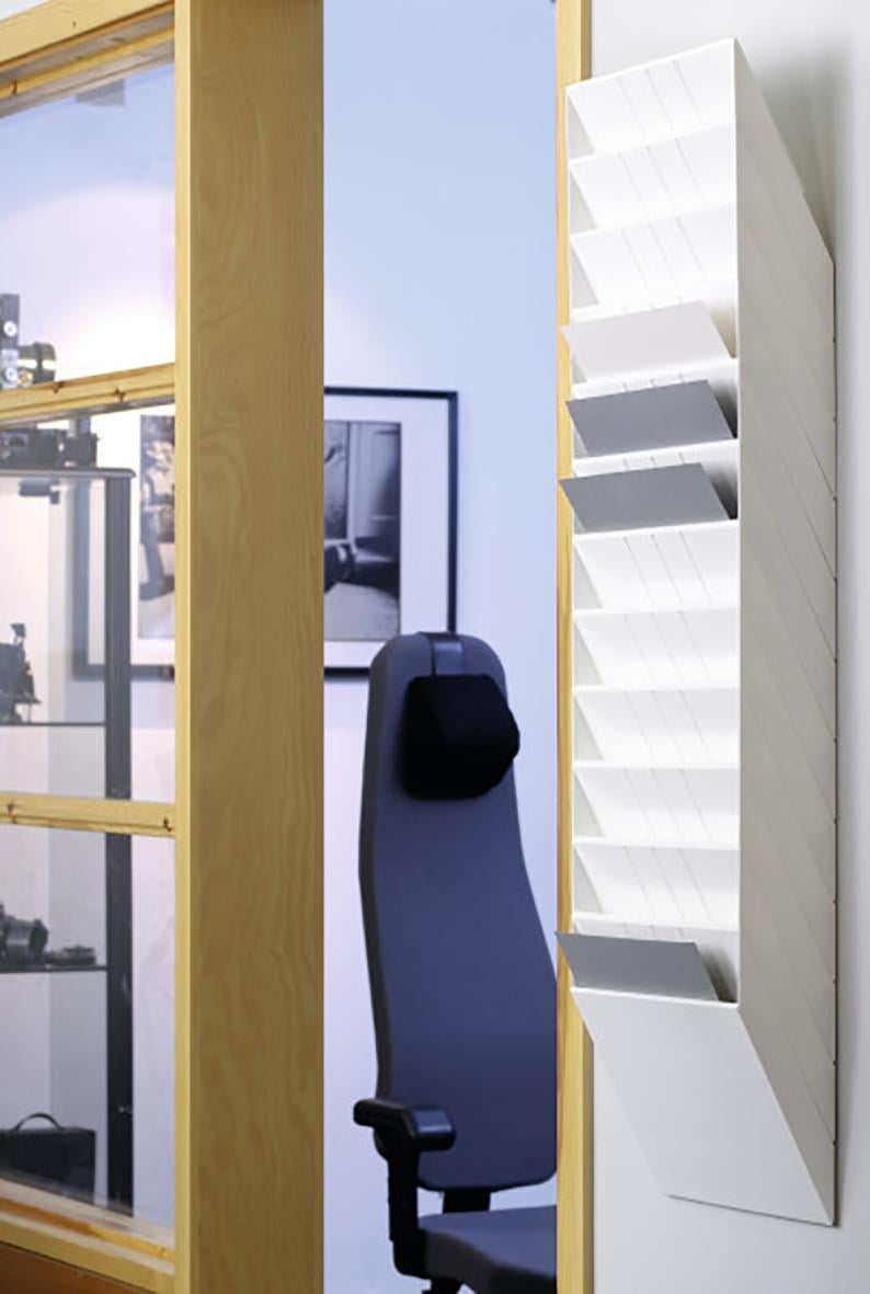 Vit blankettfack Durable Flexiboxx med 12 fack för A4L papper, monterad på vägg bredvid kontorsstol