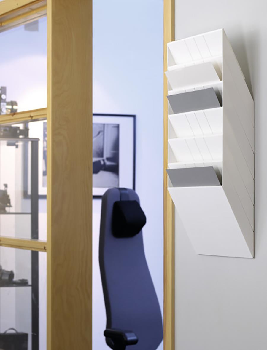 Vit blankettfack Durable Flexiboxx med 6 fack för A4-lappar, monterad på vägg i kontorsmiljö