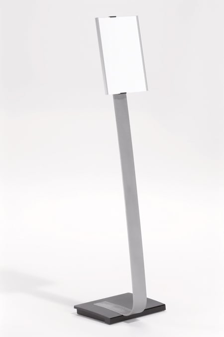 Golvstående informationsskylt i vitt med plats för A4-papper