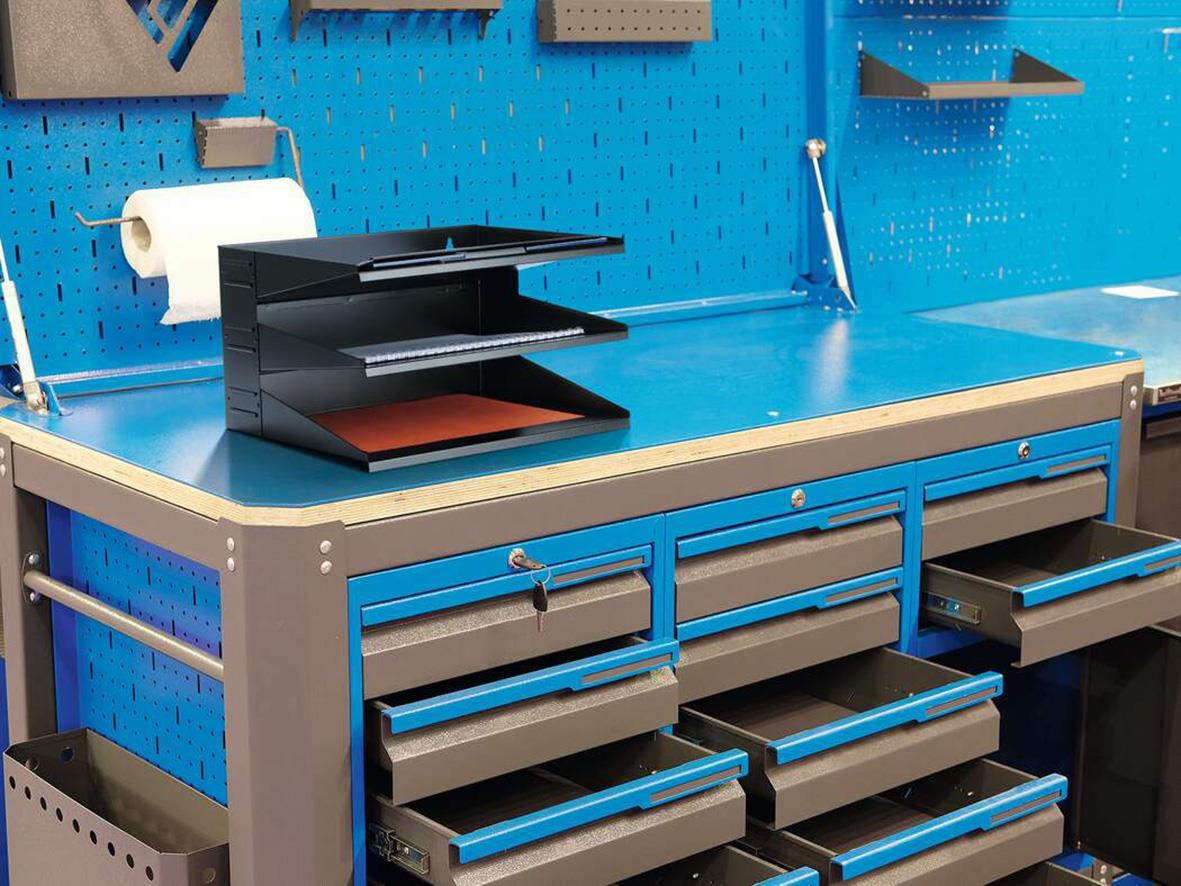 Sorteringsfack i svart metall med tre fack på arbetsbänk