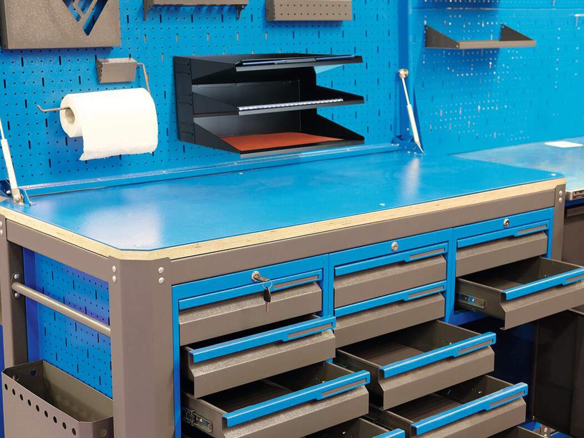 Sorteringsfack i svart metall med tre fack på arbetsbänk för A4-papper