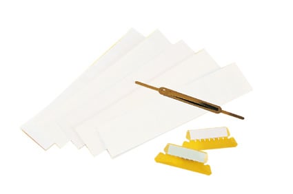 Vit rubrikhållare för insticksetiketter, 50 mm, med extra etiketter och verktyg