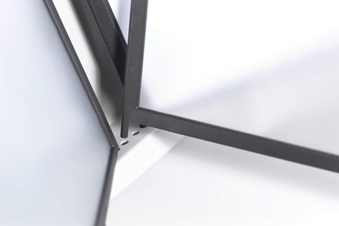 Närbild av svart panel med pin och sherpa-ytor i hörn