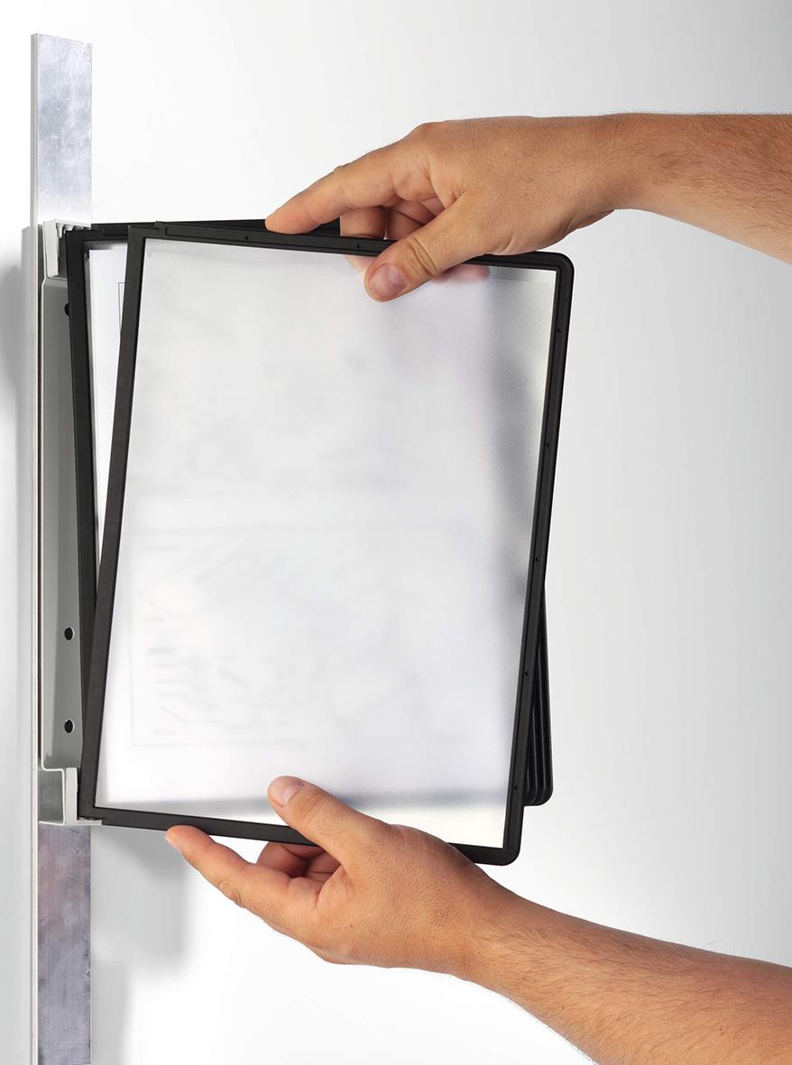 Väggställ Durable Vario Magnet med 5 svarta A4-paneler, monterad på vägg