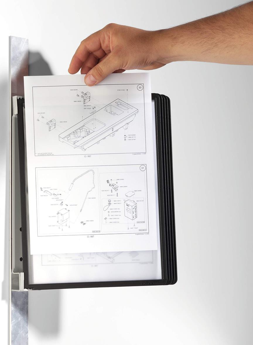 Hand som sätter in ett A4-papper i en svart väggställning med fem paneler