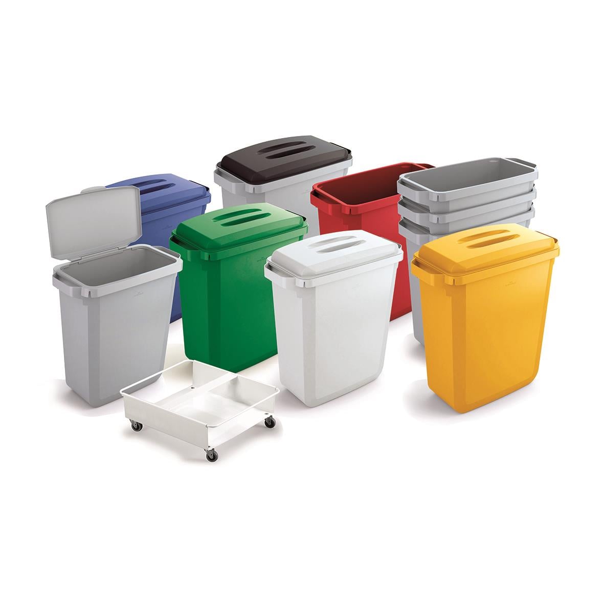 Flera färgade papperskorgar av plast, inklusive svart, grön, vit, gul och röd, med olika storlekar och en på hjul