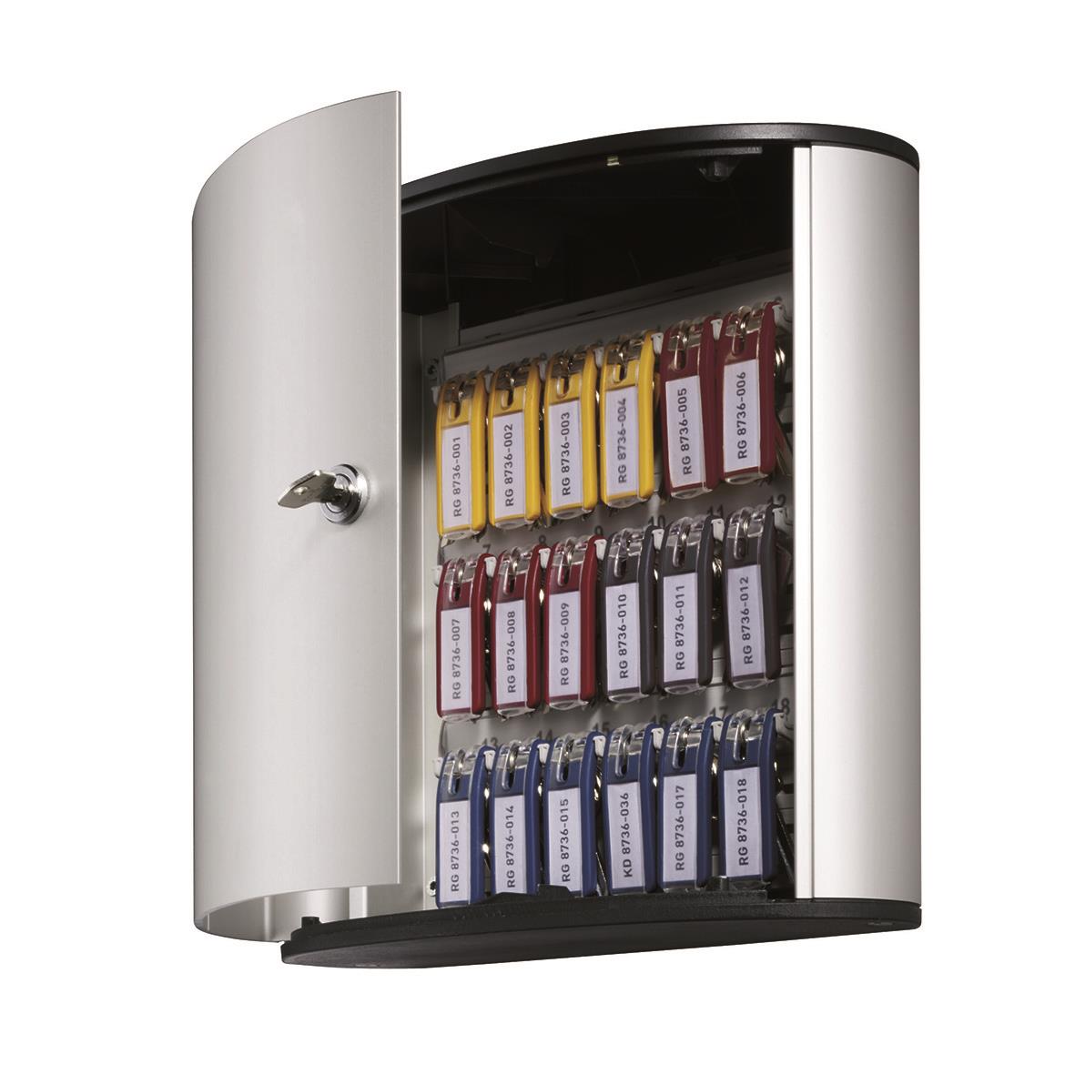 Nyckelskåp i metall med 18 nyckelfästen i olika färger och låst dörr
