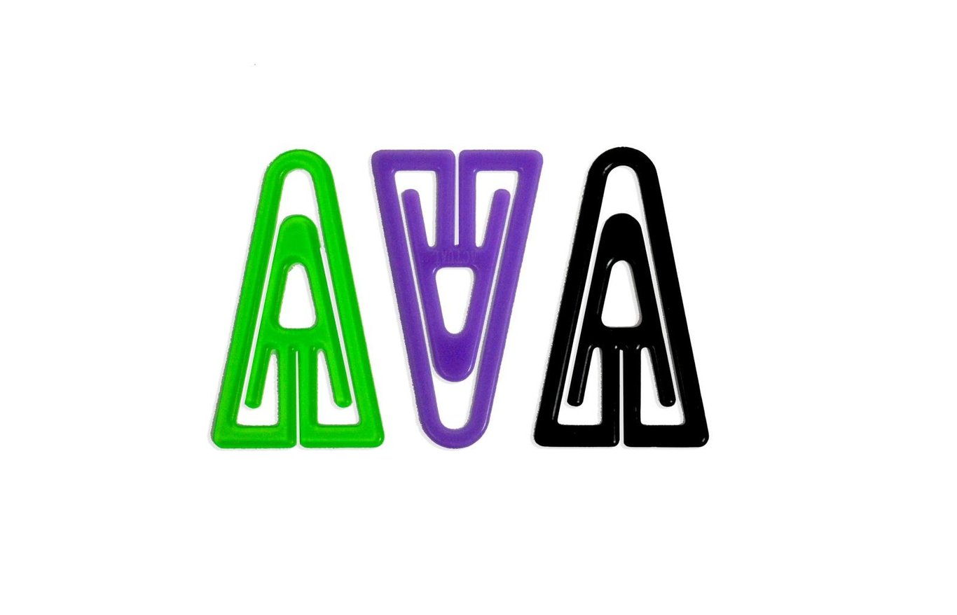 Tre plastklämmor i grönt, lila och svart