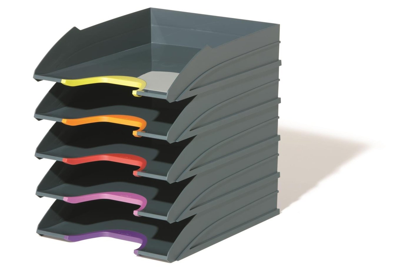 Fem färgglada brevkorgar i plast staplade på varandra