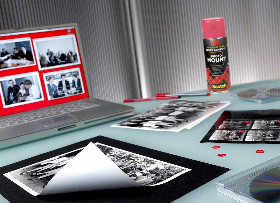 Spraylim Scotch PhotoMount 400ml på skrivbord med foton, dator och CD-skiva