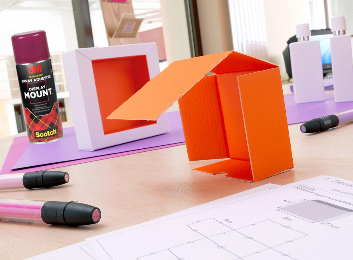 Spraylim Scotch DisplayMount 400ml sprayfärg och monteringsmaterial på bord med papper och pennor