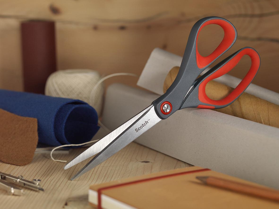 Sax Scotch Precision 200mm saxskärsax med grå och orange handtag liggande på arbetsbänk